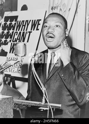 MARTIN LUTHER KING Jr (1929-1968) lors du lancement à New York de son livre « Why We can't wait » le 8 juin 1964 Banque D'Images