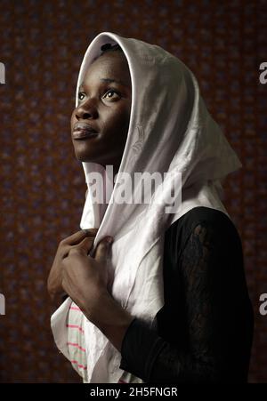 Une fille en voile blanc paraissant paisible et décent avec un symbolisme d'espoir, d'assurance , de dignité , paisible , apaisant et joyeux. Cette image a été mise en scène Banque D'Images