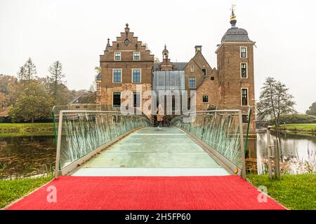 Château de Ruurlo avec son pont en verre dans la province de Gelderland à l'est de la Hollande.Ruurlo, pays-Bas Banque D'Images