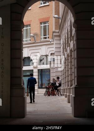 Employés de bureau assis à l'extérieur d'un café à Adams court, City of London Banque D'Images