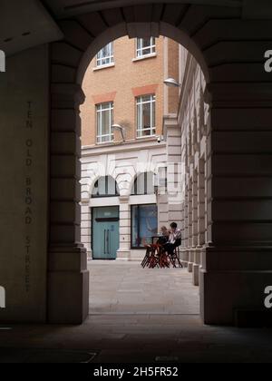 Employés de bureau assis à l'extérieur d'un café à Adams court, City of London Banque D'Images