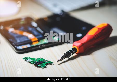 Changer de Smartphone chargeur panneau puce réparation sur la table. Banque D'Images