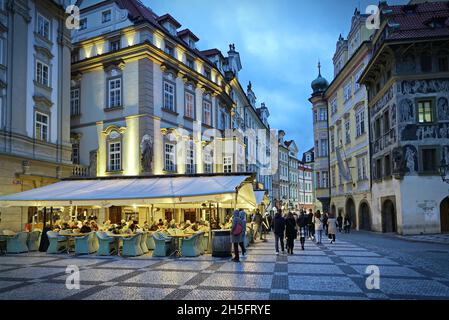 Une scène de rue dans le centre de Prague avec des terrasses de restaurants PRAGUE, RÉPUBLIQUE TCHÈQUE, OCTOBRE 2021 Banque D'Images