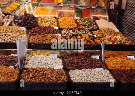 Marktstand mit diversen Nüssen, Trockenobst, getrocknete Früchte, Chili, Paprikaschoten und Weiteres in Barcelona, Spanien. Banque D'Images