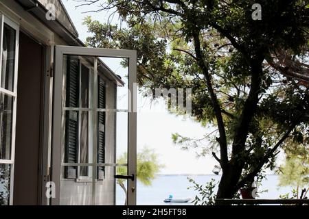 Teil eines Mobile Homes, Haus am Meer, Am Strand von Vir, Kroatien. Banque D'Images