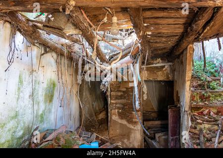 Vue de l'intérieur d'une maison résidentielle en ruines et abandonnée Banque D'Images