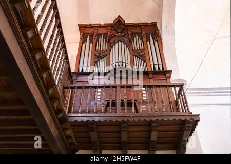 Huelva, Espagne - 5 novembre 2021 : orgue de l'église de Santiago el Mayor, avec Santiago Matamoros, à Castaño del Robledo, Sierra de Aracena, Banque D'Images