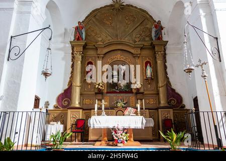 Huelva, Espagne - 5 novembre 2021 : autel principal et retable de l'église de Santiago el Mayor, avec Santiago Matamoros, à Castaño del Robledo, SIAR Banque D'Images