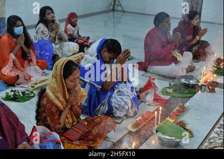 Sylhet, Bangladesh.9 novembre 2021.Les fidèles hindous jeûnent et prient sincèrement aux dieux pour leurs faveurs pendant le rituel traditionnel appelé Kartik Brati au temple Lokonath de Mirzajangle.Lokenath Brahmachari, qui s'appelle Baba Lokenath, était un saint hindou du XVIIIe siècle et philosophe au Bengale. Banque D'Images