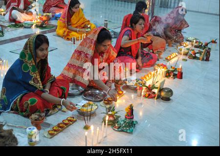 Sylhet, Bangladesh.9 novembre 2021.Les fidèles hindous jeûnent et prient sincèrement aux dieux pour leurs faveurs pendant le rituel traditionnel appelé Kartik Brati au temple Lokonath de Mirzajangle.Lokenath Brahmachari, qui s'appelle Baba Lokenath, était un saint hindou du XVIIIe siècle et philosophe au Bengale. Banque D'Images