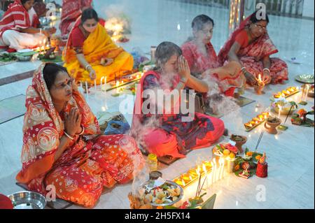 Sylhet, Bangladesh.9 novembre 2021.Les fidèles hindous jeûnent et prient sincèrement aux dieux pour leurs faveurs pendant le rituel traditionnel appelé Kartik Brati au temple Lokonath de Mirzajangle.Lokenath Brahmachari, qui s'appelle Baba Lokenath, était un saint hindou du XVIIIe siècle et philosophe au Bengale. Banque D'Images