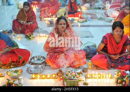 Sylhet, Bangladesh.9 novembre 2021.Les fidèles hindous jeûnent et prient sincèrement aux dieux pour leurs faveurs pendant le rituel traditionnel appelé Kartik Brati au temple Lokonath de Mirzajangle.Lokenath Brahmachari, qui s'appelle Baba Lokenath, était un saint hindou du XVIIIe siècle et philosophe au Bengale. Banque D'Images