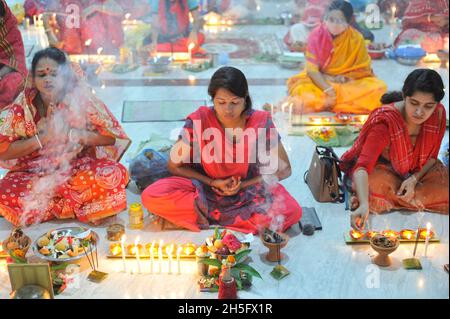 Sylhet, Bangladesh.9 novembre 2021.Les fidèles hindous jeûnent et prient sincèrement aux dieux pour leurs faveurs pendant le rituel traditionnel appelé Kartik Brati au temple Lokonath de Mirzajangle.Lokenath Brahmachari, qui s'appelle Baba Lokenath, était un saint hindou du XVIIIe siècle et philosophe au Bengale. Banque D'Images