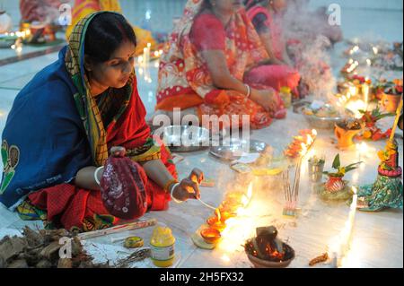 Sylhet, Bangladesh.9 novembre 2021.Les fidèles hindous jeûnent et prient sincèrement aux dieux pour leurs faveurs pendant le rituel traditionnel appelé Kartik Brati au temple Lokonath de Mirzajangle.Lokenath Brahmachari, qui s'appelle Baba Lokenath, était un saint hindou du XVIIIe siècle et philosophe au Bengale. Banque D'Images