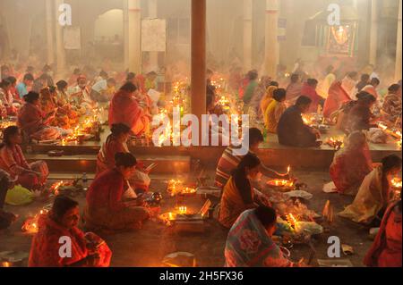 Sylhet, Bangladesh.9 novembre 2021.Les fidèles hindous jeûnent et prient sincèrement aux dieux pour leurs faveurs pendant le rituel traditionnel appelé Kartik Brati au temple Lokonath de Mirzajangle.Lokenath Brahmachari, qui s'appelle Baba Lokenath, était un saint hindou du XVIIIe siècle et philosophe au Bengale. Banque D'Images