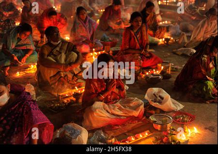 Sylhet, Bangladesh.9 novembre 2021.Les fidèles hindous jeûnent et prient sincèrement aux dieux pour leurs faveurs pendant le rituel traditionnel appelé Kartik Brati au temple Lokonath de Mirzajangle.Lokenath Brahmachari, qui s'appelle Baba Lokenath, était un saint hindou du XVIIIe siècle et philosophe au Bengale. Banque D'Images