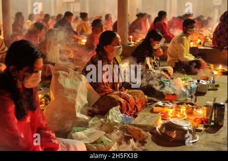 Sylhet, Bangladesh.9 novembre 2021.Les fidèles hindous jeûnent et prient sincèrement aux dieux pour leurs faveurs pendant le rituel traditionnel appelé Kartik Brati au temple Lokonath de Mirzajangle.Lokenath Brahmachari, qui s'appelle Baba Lokenath, était un saint hindou du XVIIIe siècle et philosophe au Bengale. Banque D'Images