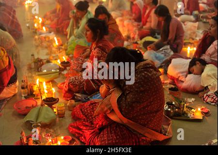 Sylhet, Bangladesh.9 novembre 2021.Les fidèles hindous jeûnent et prient sincèrement aux dieux pour leurs faveurs pendant le rituel traditionnel appelé Kartik Brati au temple Lokonath de Mirzajangle.Lokenath Brahmachari, qui s'appelle Baba Lokenath, était un saint hindou du XVIIIe siècle et philosophe au Bengale. Banque D'Images