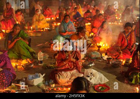 Sylhet, Bangladesh.9 novembre 2021.Les fidèles hindous jeûnent et prient sincèrement aux dieux pour leurs faveurs pendant le rituel traditionnel appelé Kartik Brati au temple Lokonath de Mirzajangle.Lokenath Brahmachari, qui s'appelle Baba Lokenath, était un saint hindou du XVIIIe siècle et philosophe au Bengale. Banque D'Images