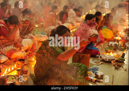 Sylhet, Bangladesh.9 novembre 2021.Les fidèles hindous jeûnent et prient sincèrement aux dieux pour leurs faveurs pendant le rituel traditionnel appelé Kartik Brati au temple Lokonath de Mirzajangle.Lokenath Brahmachari, qui s'appelle Baba Lokenath, était un saint hindou du XVIIIe siècle et philosophe au Bengale. Banque D'Images