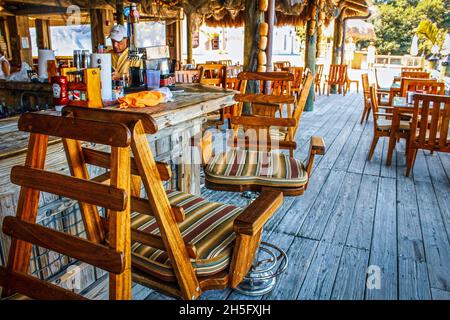 02-28-2011 Marathon Florida USA - Bar Tiki extérieur avec toit de chaume et parquet Banque D'Images