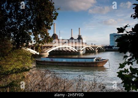 La barge de la Tamise Grosvenor Rail Bridge Station de Battersea Power Banque D'Images