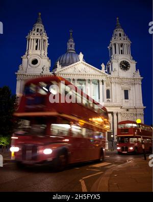 Le bus Routemaster rouge de Londres passe devant le mouvement des transports de la cathédrale St Pauls Banque D'Images