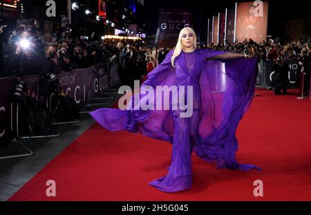 Lady Gaga assistait à la première de la Maison de Gucci au Royaume-Uni, tenue à l'Odeon Leicester Square, Londres.Date de la photo: Mardi 9 novembre 2021. Banque D'Images