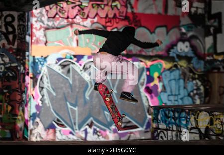 Un skateboarder prend l'avion à l'Undercroft sur la South Bank à Londres. Banque D'Images