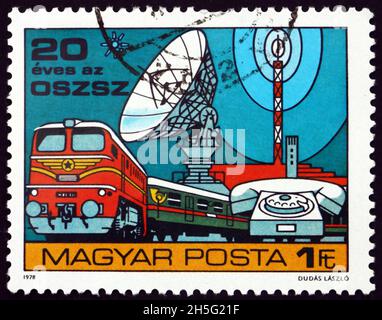 HONGRIE - VERS 1978: Un timbre imprimé en Hongrie montre train, téléphone et communication spatiale, 20e anniversaire de l'Organisation pour la communication Co Banque D'Images