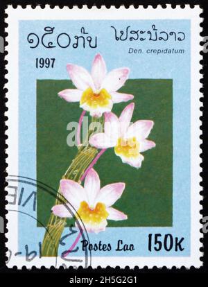 LAOS - VERS 1997: Un timbre imprimé au Laos montre dendrobium, dendrobium crepidatum, une espèce d'orchidée originaire du sud de la Chine et non Banque D'Images