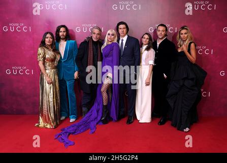 Salma Hayek, Jared Leto, Jeremy Irons, Lady Gaga, pilote Adam,Camille Cottin, Jack Huston et Madalina Diana Ghenea (gauche-droite) assistant à la première de la Maison de Gucci UK, tenue à l'Odeon Leicester Square, Londres.Date de la photo: Mardi 9 novembre 2021. Banque D'Images