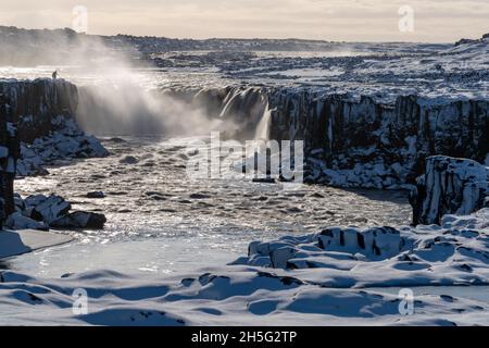 Chute d'eau Selfoss longue exposition à l'aube dans le parc national de Vatnajokull Banque D'Images