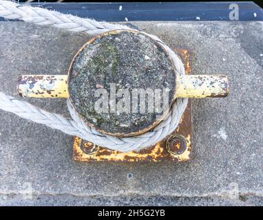 Stockholm, Suède - 17 avril 2021 : vue d'en haut sur une corde d'amarrage autour d'un bollard en fer Banque D'Images