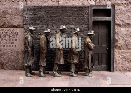 Sculpture de George Segal représentant des hommes dans une ligne de pain pendant la grande dépression au FDR Memorial à Washington DC sur le National Mall Banque D'Images