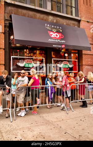 Fans à The Friends 20th Anniversary Popup dans le quartier de SoHo à New York Banque D'Images