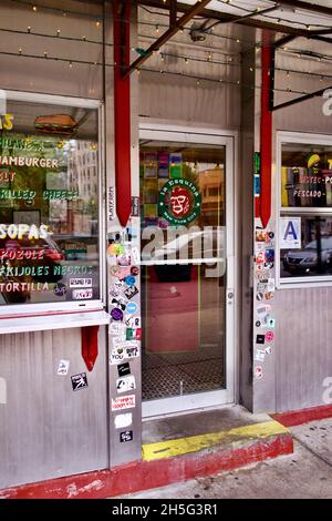 La Esquina, lieu mexicain pittoresque avec taqueria, café et brasserie/bar à la tequila au sous-sol.Au coin de Lafayette et Kenmare str Banque D'Images