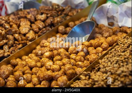 Amandes confites enrobées de sucre bruni croquant, nourriture sucrée typique sur un marché amusant et de Noël en Allemagne, espace de copie, focus sélectionné, étroit Banque D'Images