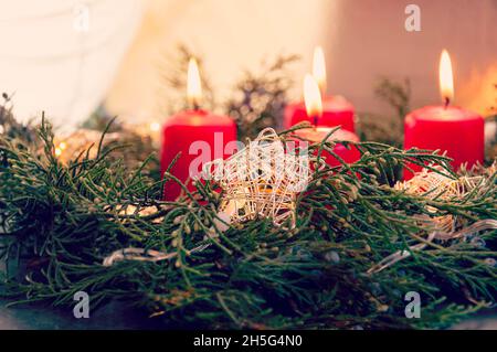 Couronne de l'AVENT avec 4 bougies allumées.Couronne de l'AVENT de Noël avec bougies allumées Banque D'Images