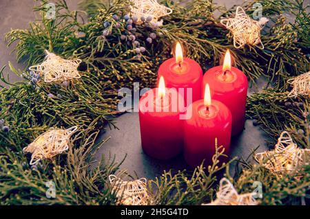 Couronne de l'AVENT avec 4 bougies allumées.Couronne de l'AVENT de Noël avec bougies allumées Banque D'Images