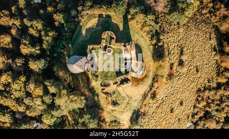 Vue aérienne des ruines du château de Hartenstejn en Bohême de l'ouest, République tchèque. Château médiéval gothique tardif situé sur une colline importante. Vue sur la tour d'observation Banque D'Images