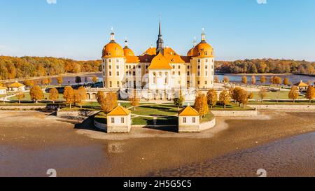 Vue aérienne du conte de fées Château de Moritzburg en Saxe, Allemagne.magnifique palais baroque au milieu d'un grand étang et parc.emplacement populaire pour le tchèque Banque D'Images