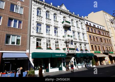 VARSOVIE, POLOGNE - 02 OCTOBRE 2014 : la maison de Jaroslaw Wojciechowski, le décor d'environ 1906 sur la façade est caractéristique de Witkiewicz Zako Banque D'Images