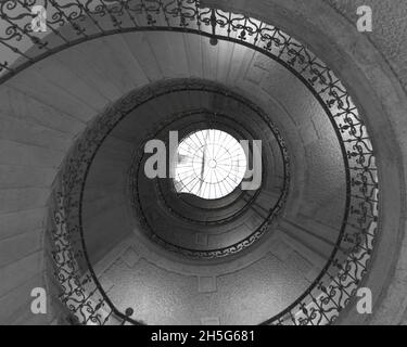 escaliers en spirale en noir et blanc Banque D'Images