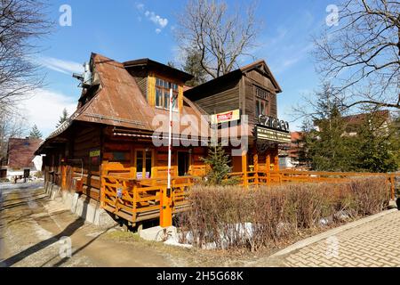 Zakopane, Pologne - 10 mars 2015 : Villa en bois construite dans le quatrième quart du XIXe siècle, inscrite au registre municipal de l'architecture Banque D'Images