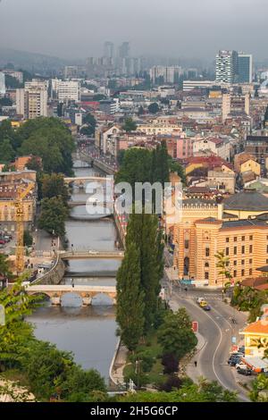 Panorama urbain de Sarajevo au lever du soleil, BiH Banque D'Images