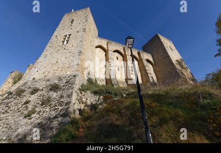 Avec une vue imprenable sur la vallée de Chevreuse, le château médiéval de la Madeleine est un témoignage encore bien conservé de l'architecture défensive Banque D'Images