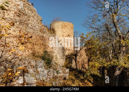 Ruines du château de Valdek en Bohême centrale, Brdy, République tchèque. Il a été construit au XIIIe siècle par la famille aristocratique.il y a maintenant une zone d'entraînement militaire Banque D'Images