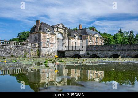 |la Ferte Saint Aubin, France, 06-07-2015: Bâtiments historiques avec ancienne porte et architecture typiquement française Banque D'Images