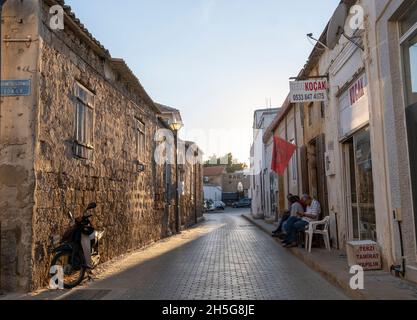 Scène de rue dans la ville historique fortifiée de Famagousta, dans le nord de Chypre. Banque D'Images